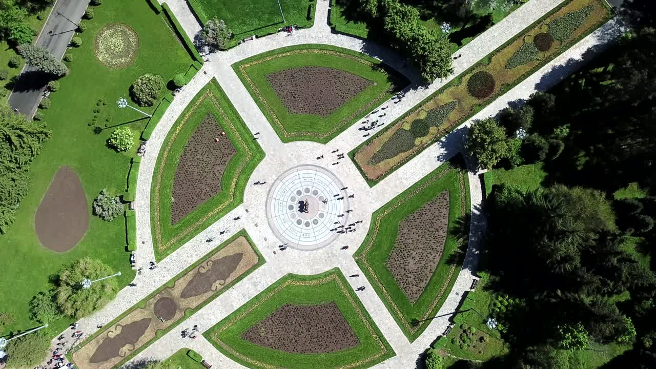 낙타 의 동상 이 있는 공원 의 둥근 골목