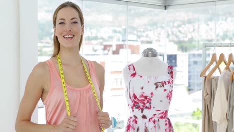 diseñador de moda sonriente mirando a la cámara