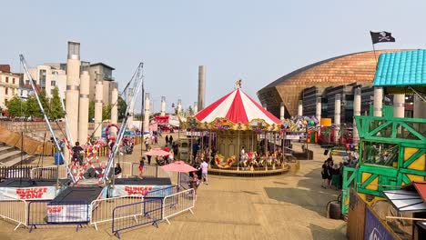 niños disfrutando de un paseo en carrusel en cardiff