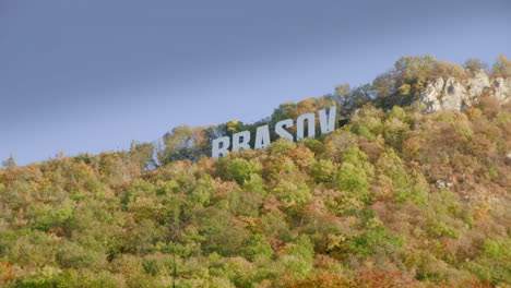 primer plano - letras brasov en la cima de una colina, estilo hollywood