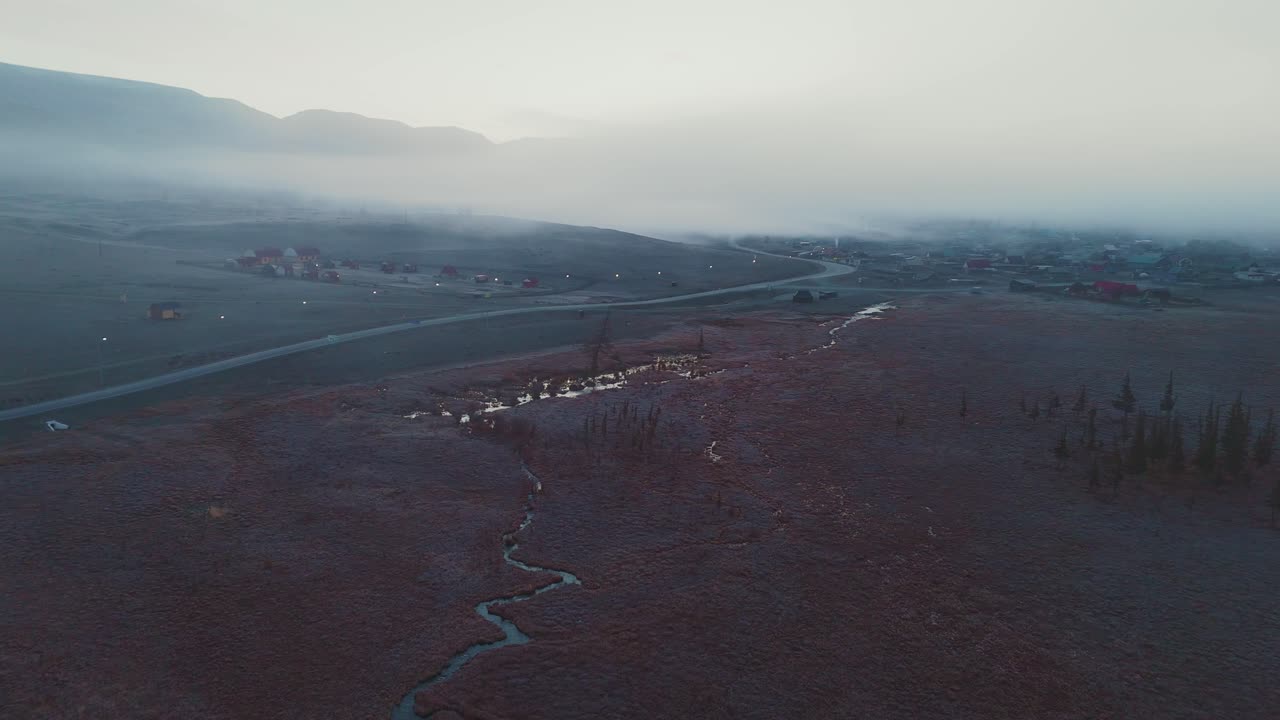 pueblo de montaña brumoso al amanecer