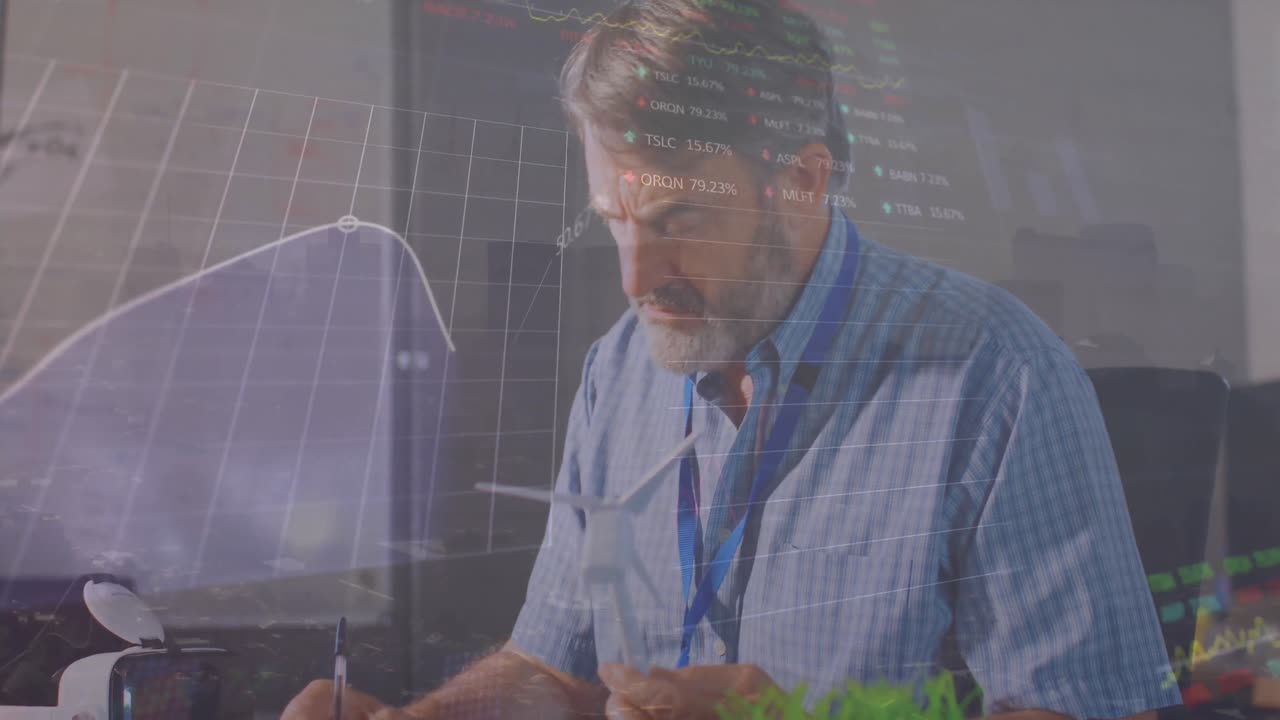 Animación de procesamiento de datos financieros sobre un ingeniero caucásico trabajando en un modelo de molino de viento.