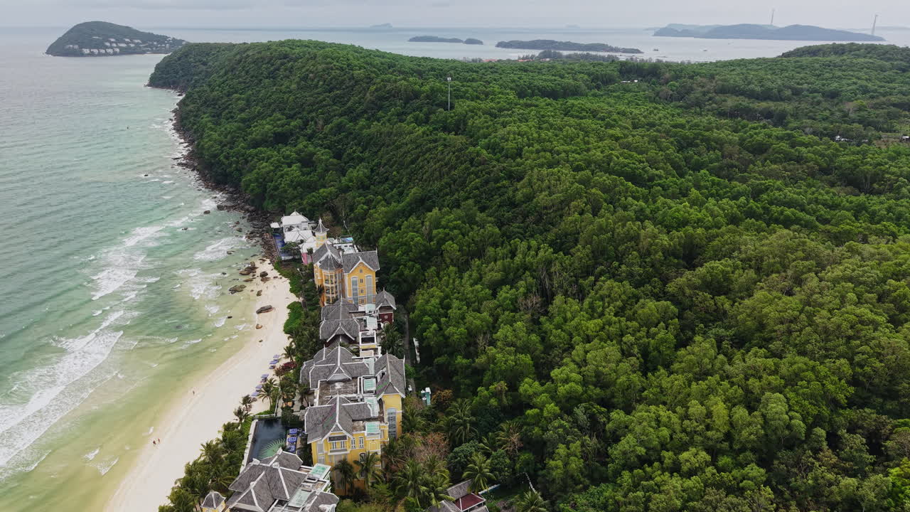 Isola di Phu Quoc, Vietnam. Ripresa con drone della spiaggia di Khem, di un hotel fronte mare e della verde foresta pluviale costiera.