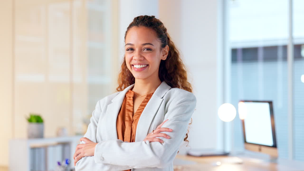 retrato de una mujer de negocios confiada sintiéndose