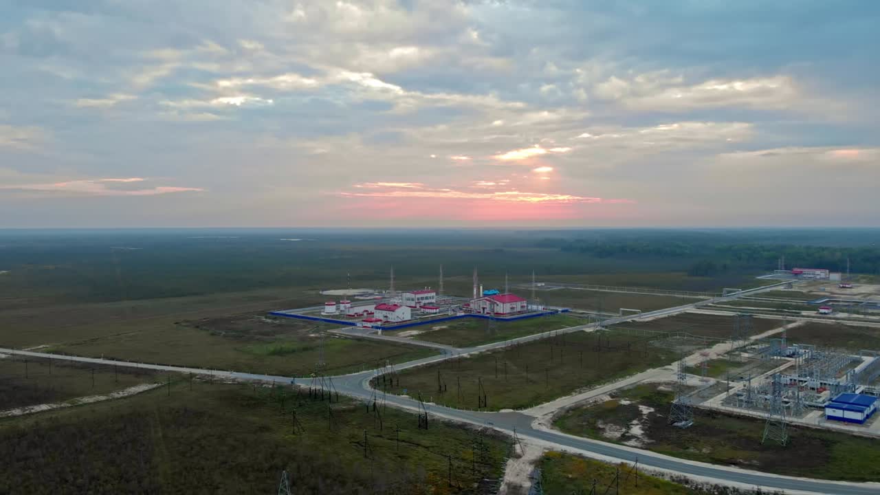 드론은 산업용 석유 및 가스 생산을 위한 개발된 인프라가 있는 석유와 가스 현장 위를 날아다니며 러시아 제재로 인해 전 세계 석유와 기름 가격이 상승했다.