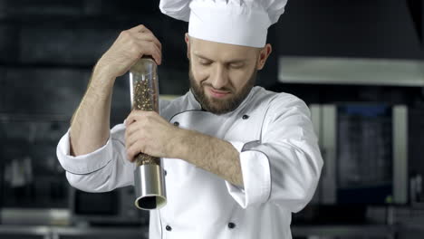 Chef-Hombre-Cocinando-En-La-Cocina-Del-Restaurante