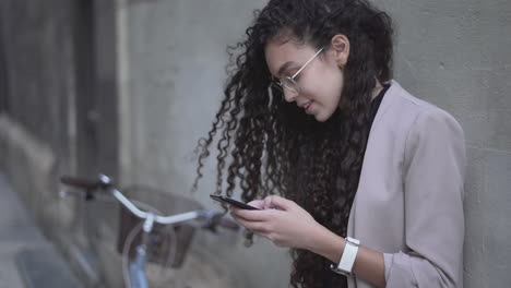 mujer joven usando teléfono inteligente al aire libre