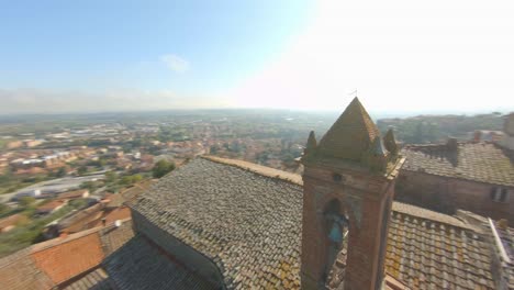 luftaufnahme der gemeinde sinalunga in siena, italien mit alten kirchen an einem sonnigen tag - drohnenaufnahme, fpv