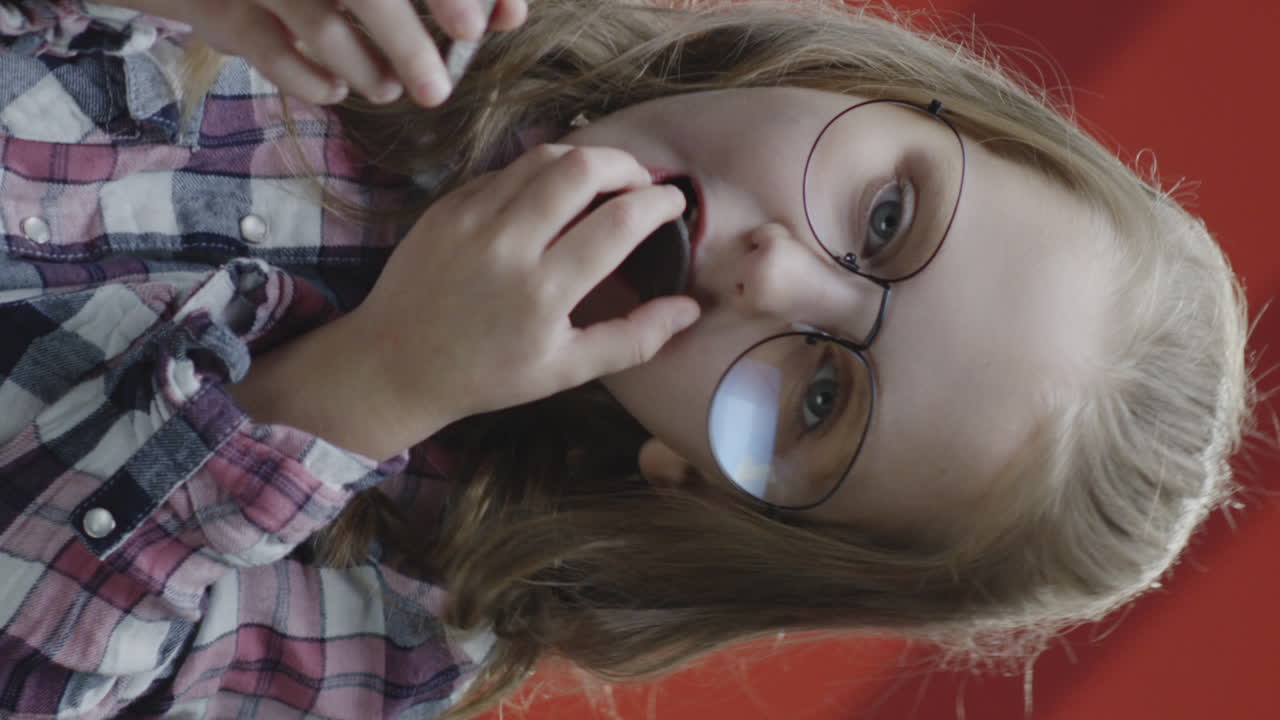 una chica comiendo una galleta.