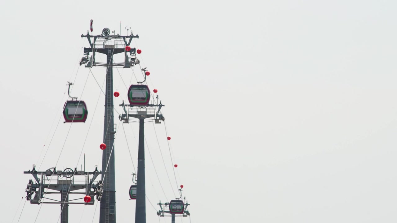Pylône de téléphérique avec câbles s'étendant dans le ciel, dans un paysage urbain minimaliste