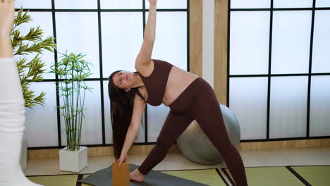 Frauen-Machen-Yoga-Drinnen