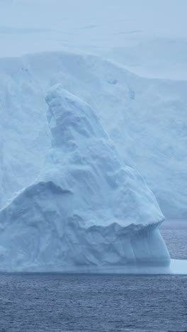 Paisaje-Invernal-Del-Iceberg-Antártico,-Increíble-Paisaje-De-Formación-De-Hielo-Glaciar-Grande-De-Cerca,-Agua-Del-Océano-Invernal-De-La-Península-Antártica-En-Video-Vertical-Para-Redes-Sociales,-Carretes-De-Instagram-Y-Tiktok