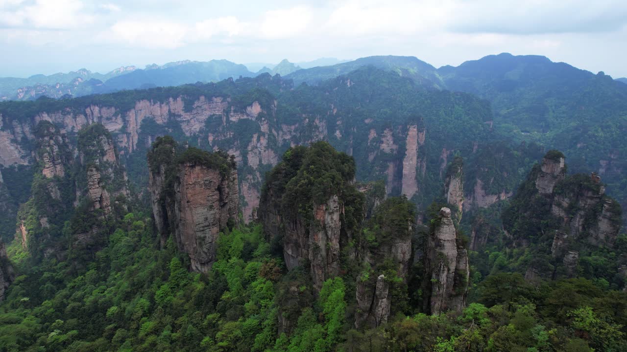 un dron captura a los turistas en un punto de vista panorámico en el pueblo de huangshi, parque nacional zhangjiajie, china