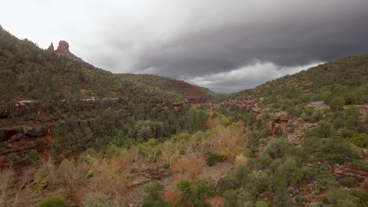 애리조나 주 세도나와 오크 크릭 협곡의 붉은 바위를 둘러싼 폭풍 구름에 대한 공중 푸시 인