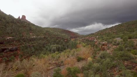 empuje aéreo sobre nubes de tormenta que rodean las rocas rojas de sedona y oak creek canyon, arizona