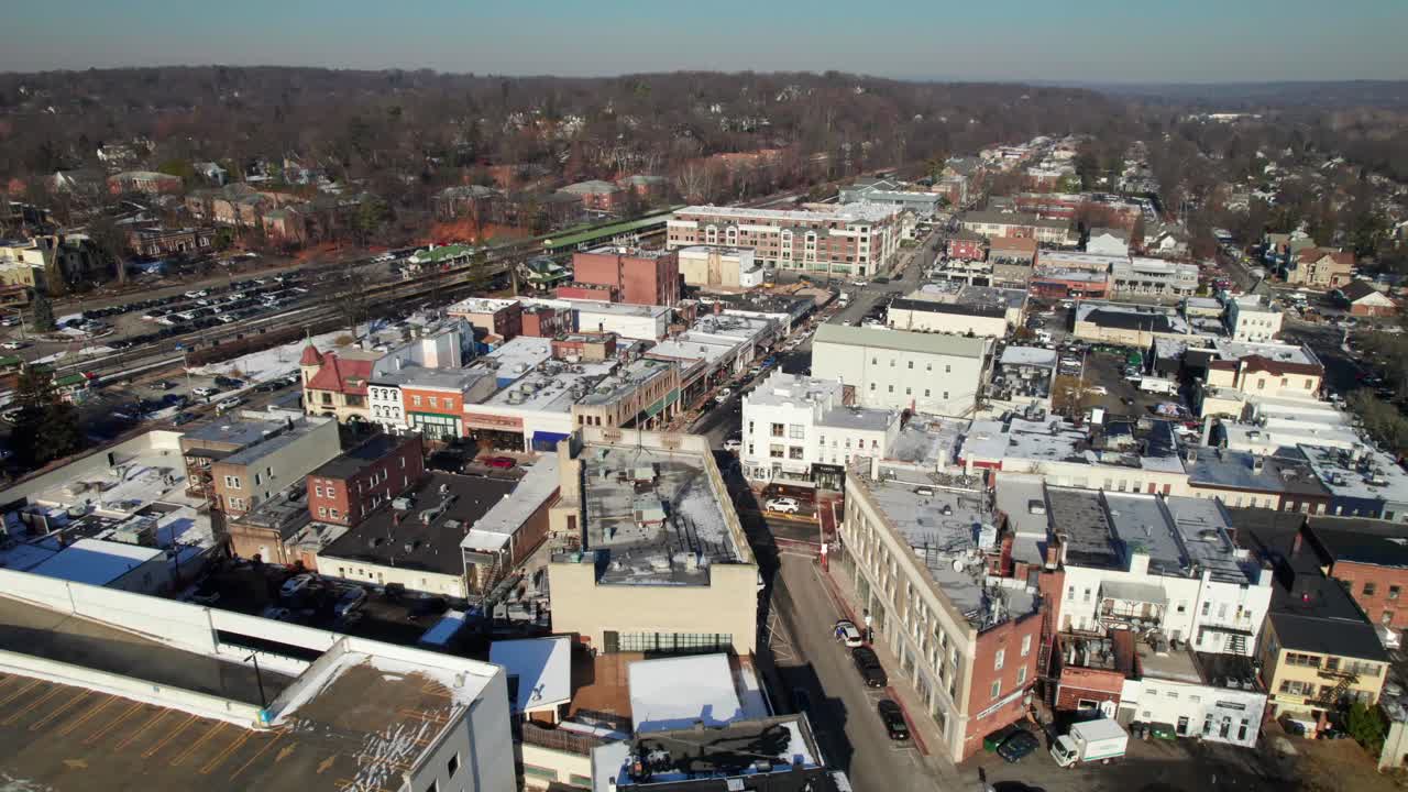 Vista aerea con drone del centro di Ridgewood, New Jersey, video 4K
