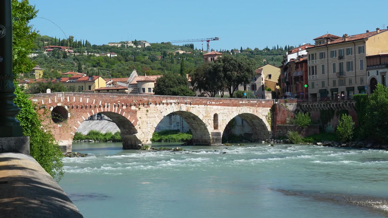Vista a livello del suolo del Ponte Pietra che attraversa il fiume Adige a Verona, Italia, mostrando l'iconico ponte romano della città in una giornata di sole