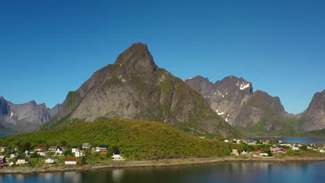 Reine-Lofoten-Es-Un-Archipiélago-En-El-Condado-De-Nordland,-Noruega.