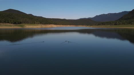 imágenes de drones panorámicos de patos nadando en la superficie de un lago tranquilo en un hermoso valle montañoso del norte de españa