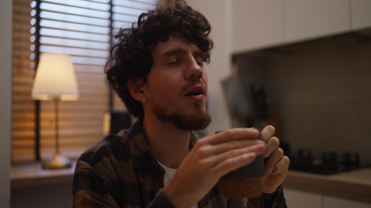 쾌적 한 부 에서 뜨거운 음료 를 마시는 사람