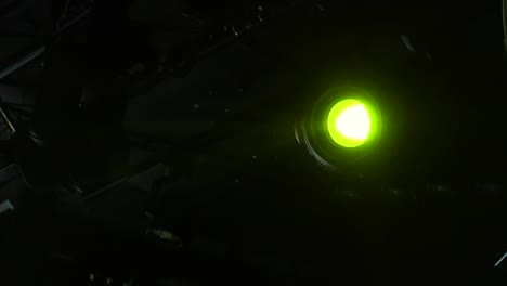 foco verde limón en una habitación oscura