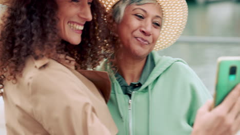 influencer travel women with selfie in italy