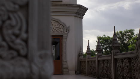 entrada adornada a un templo tailandés