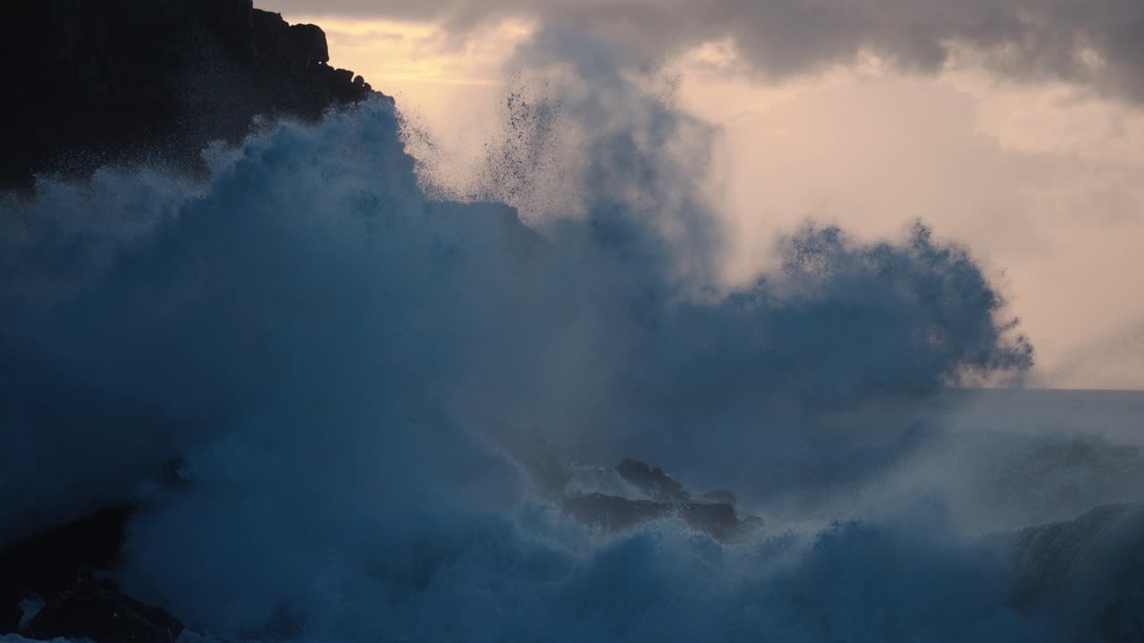 cámara lenta extrema de hermosas olas del océano chocando contra kaiaka rock molokai hawaii 2