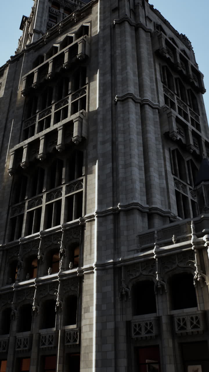 edificio de piedra alto con un diseño clásico