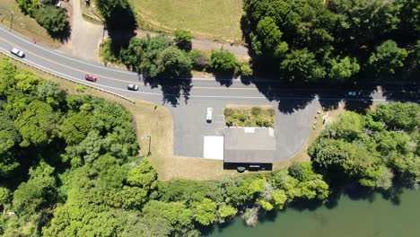 Befahrene-Straße,-Umgeben-Von-Viel-Grün,-Eingefangen-Von-Einer-Drohnenaufnahme-Aus-Der-Draufsicht