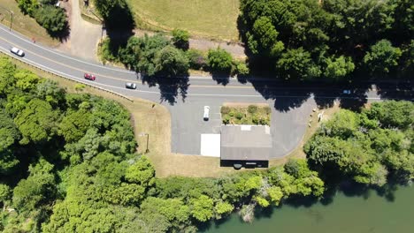 camino recorrido, rodeado de mucha vegetación, capturado por un disparo de drone de perspectiva superior