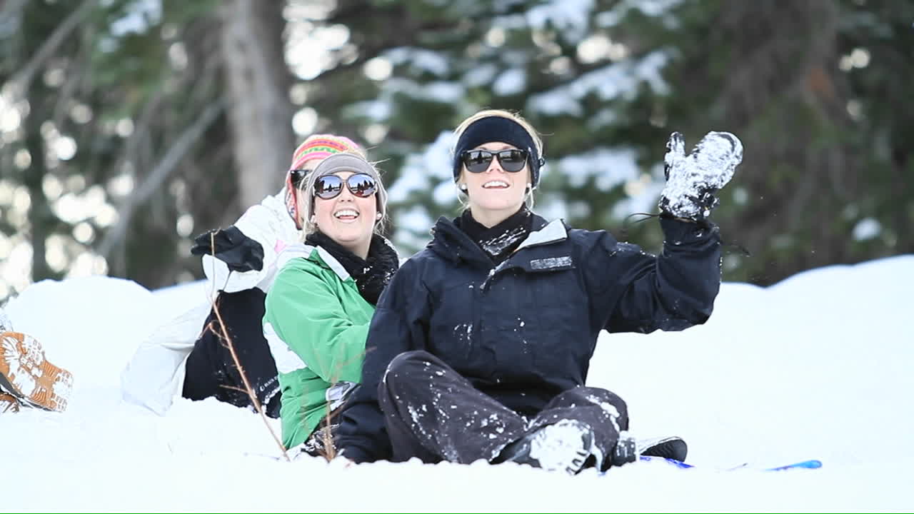스키어에게 눈 파도의 젊은 여성