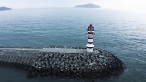 Faro,-Volando-Alrededor-De-Un-Faro-Dinámicamente