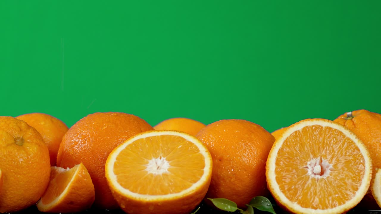 para las naranjas frescas que caen gotas de agua.