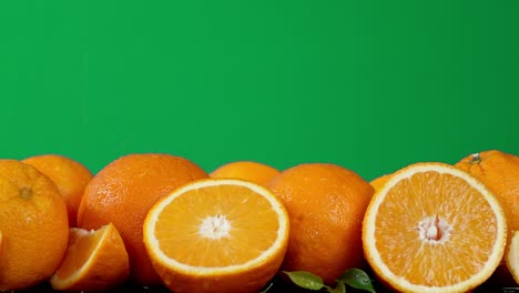 para las naranjas frescas que caen gotas de agua.