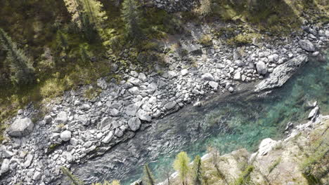 luftaufnahme eines bergflusses