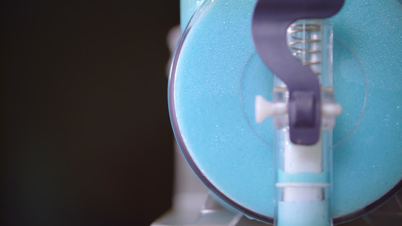 вкусная готовая голубая пена, заливаемая из блока в стакан для коктейлей. вкусная пена