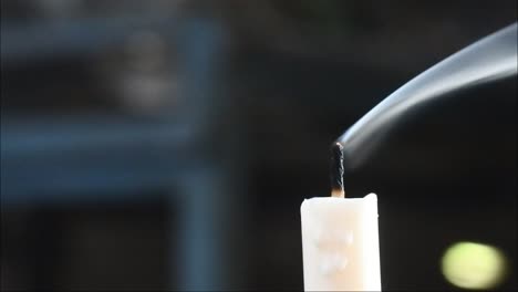 humo de velas en cámara lenta, humo blanco flotando lentamente a través del espacio contra humo oscuro, atmosférico, efecto de niebla