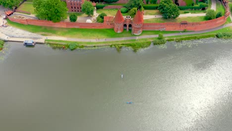 el castillo de la orden teutónica en malbork es un castillo del siglo xiii ubicado cerca de la ciudad de malbork, polonia