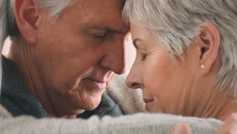 Pareja-Madura,-Amor-Y-Vínculo-Con-La-Frente