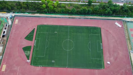 Vista-Aérea-Cinemática-Inclinada-Ascendente-De-Un-Campo-De-Fútbol