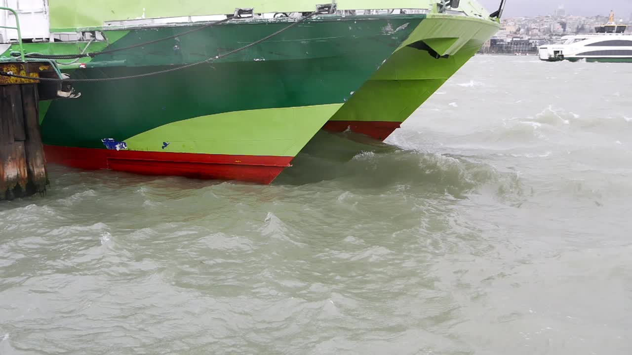 격렬한 물에서 항구에 있는 페리