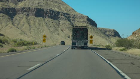 pov conduciendo detrás de un gran camión a lo largo de la autopista en nevada