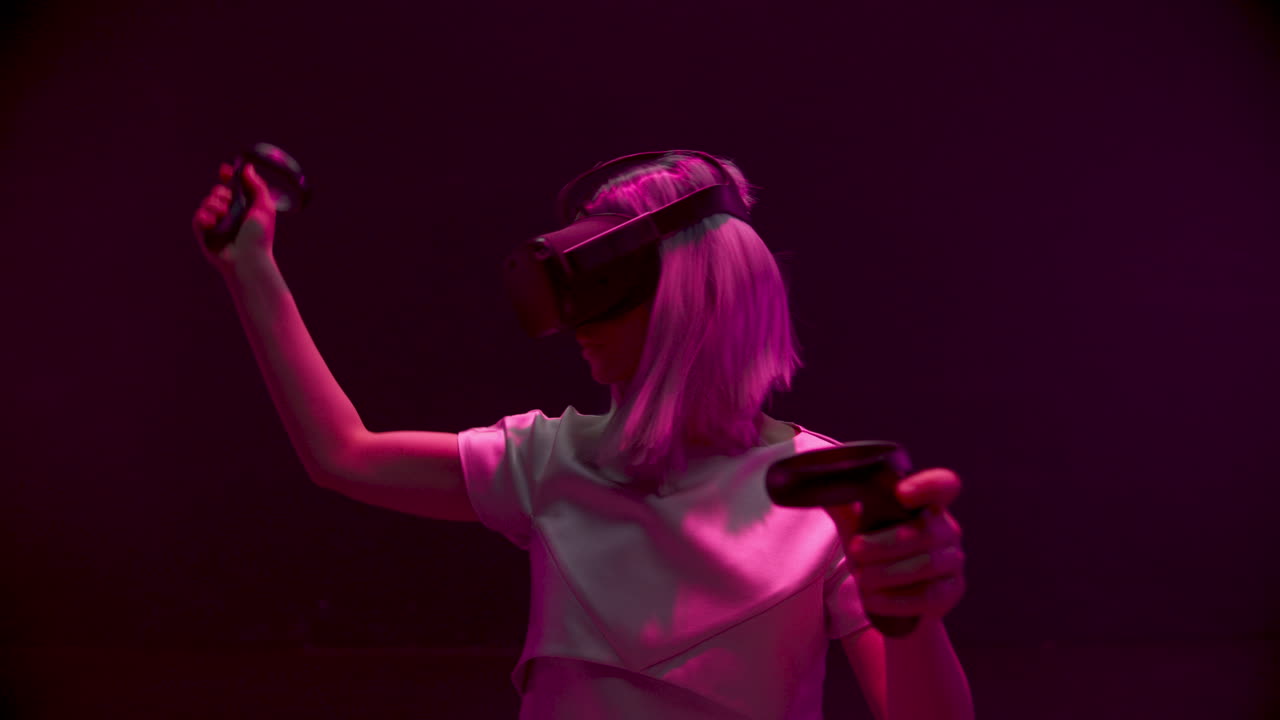 Primo piano di una ragazza con visore VR che gioca a una simulazione nel metaverso. Giocatrice concentrata in un ambiente al neon.
