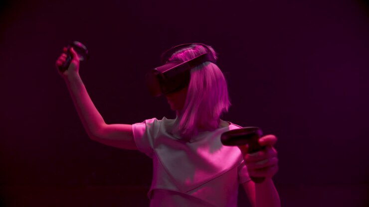 Primo piano di una ragazza con visore VR che gioca a una simulazione nel metaverso. Giocatrice concentrata in un ambiente al neon.