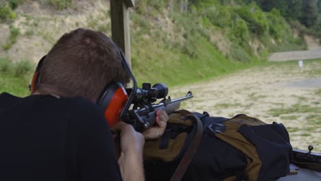 Retrato-De-Un-Hombre-Disparando-Un-Rifle-De-Largo-Alcance