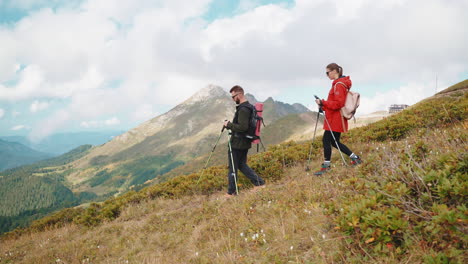 excursionistas en las montañas