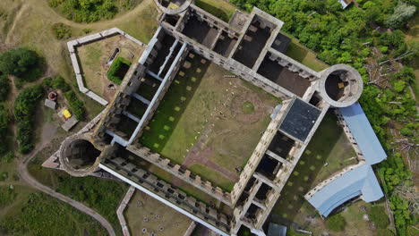 Vista-De-Arriba-Hacia-Abajo-De-Un-Castillo-De-Borgholm---Antigua-Fortaleza-Barroca-Medieval-De-Piedra-En-Öland,-Suecia