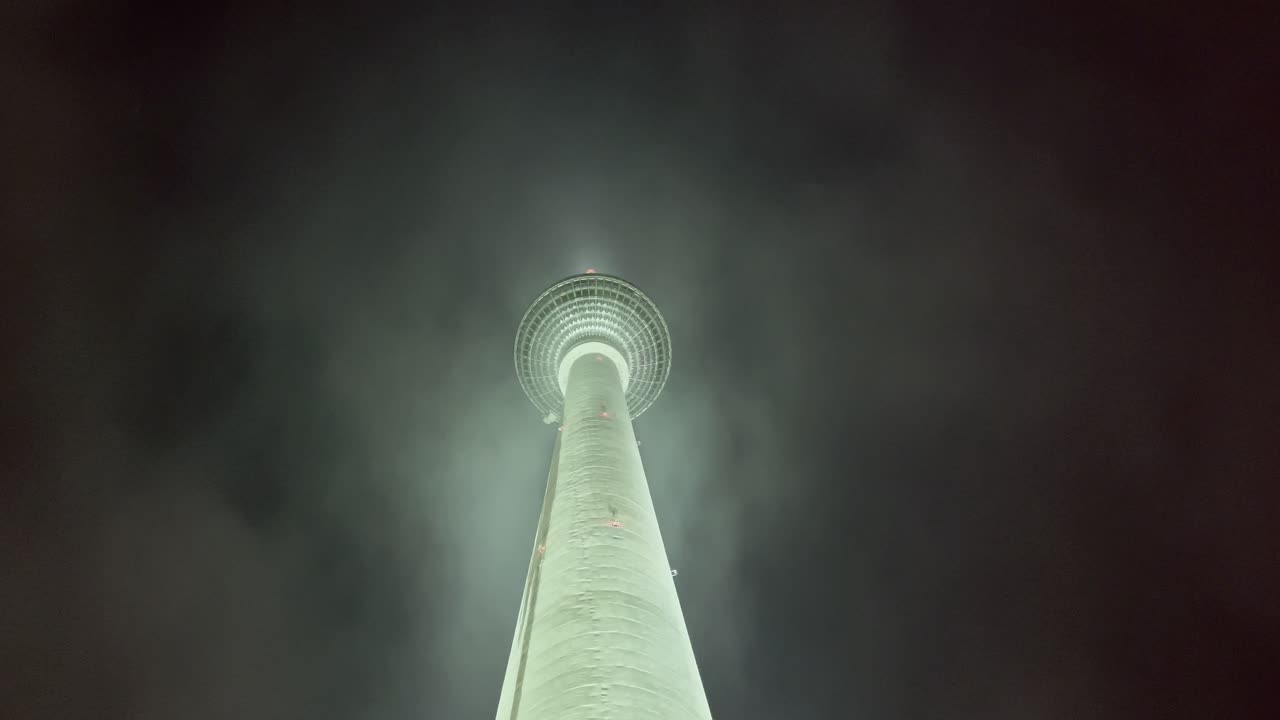 밤에 어두운 하늘과 극적인 구름을 가진 베를린 tv 타워, 독일