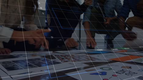 animación del procesamiento de datos estadísticos sobre la sección media de colegas discutiendo sobre documentos